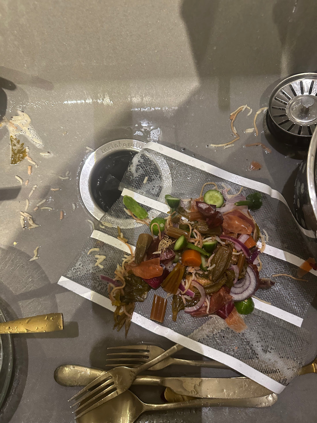 Smart Drain Roll – 10m | Stop Clogs, Odors & Insects

✔ Fits sinks, showers & tubs – ideal for restaurants, cafes & hotels
✔ Prevents hair & dirt buildup
✔ Blocks unpleasant odors
✔ Keeps insects out
✔ Hygienic, single-use & easy to cut