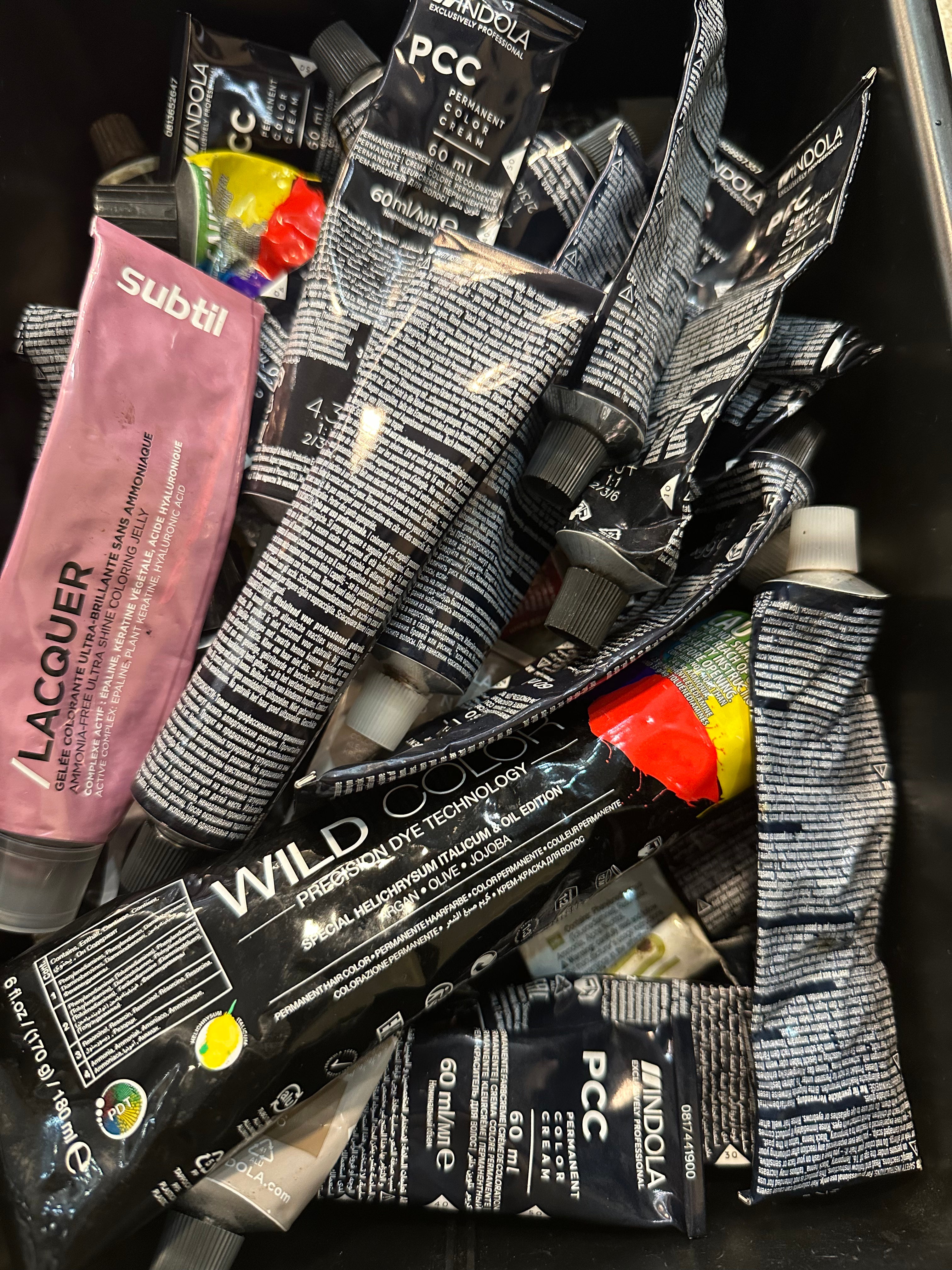 Squeezer 3.0 – Extract Every Last Drop from Toothpaste & Creams!
✅ Suitable for all types of toothpaste and creams
✅ Perfect for homes, apartments, hotels, vacations, trips, and flights ✈️
✅ Preserves the product and prevents waste