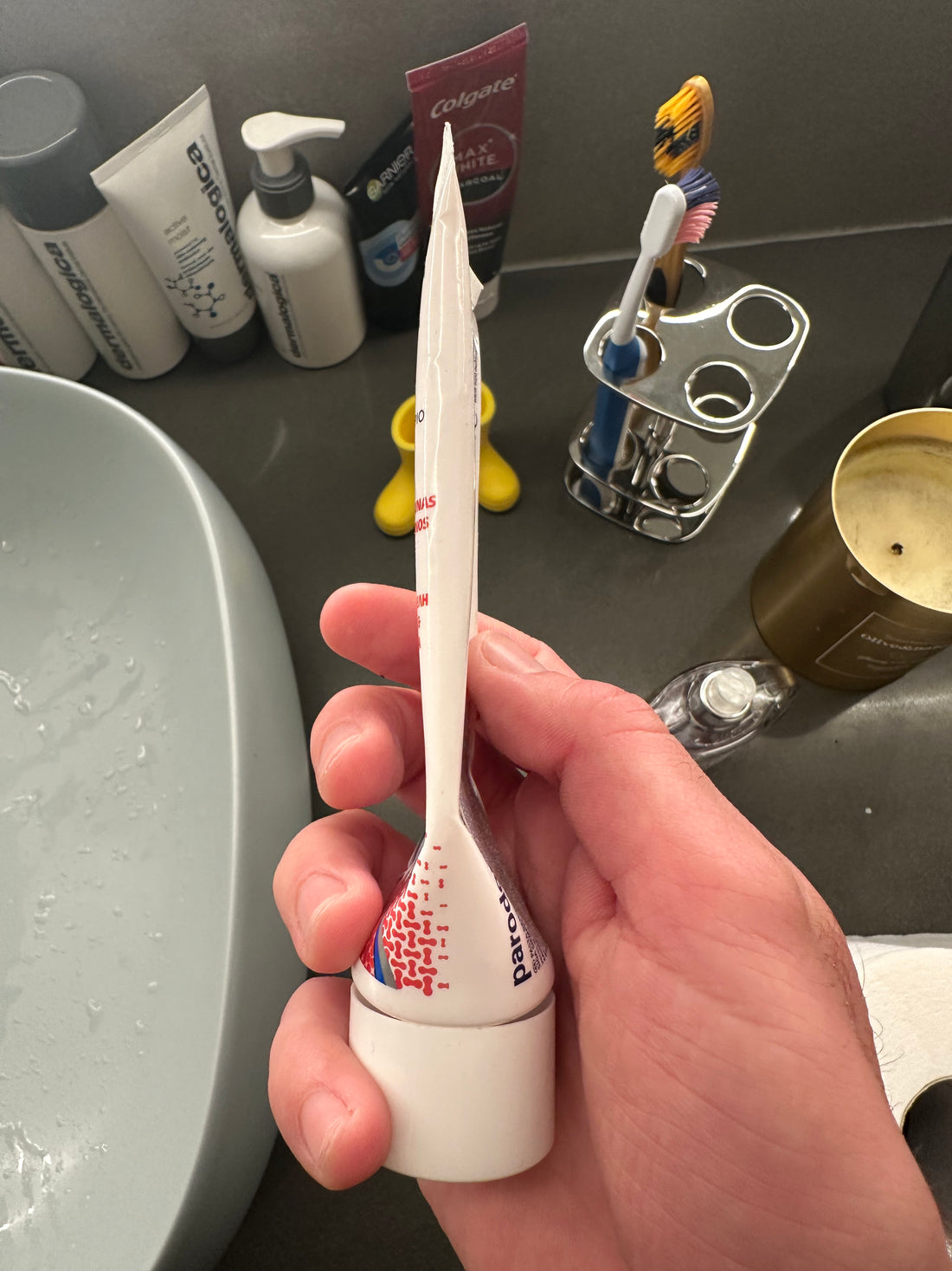 Squeezer 3.0 – Extract Every Last Drop from Toothpaste & Creams!
✅ Suitable for all types of toothpaste and creams
✅ Perfect for homes, apartments, hotels, vacations, trips, and flights ✈️
✅ Preserves the product and prevents waste