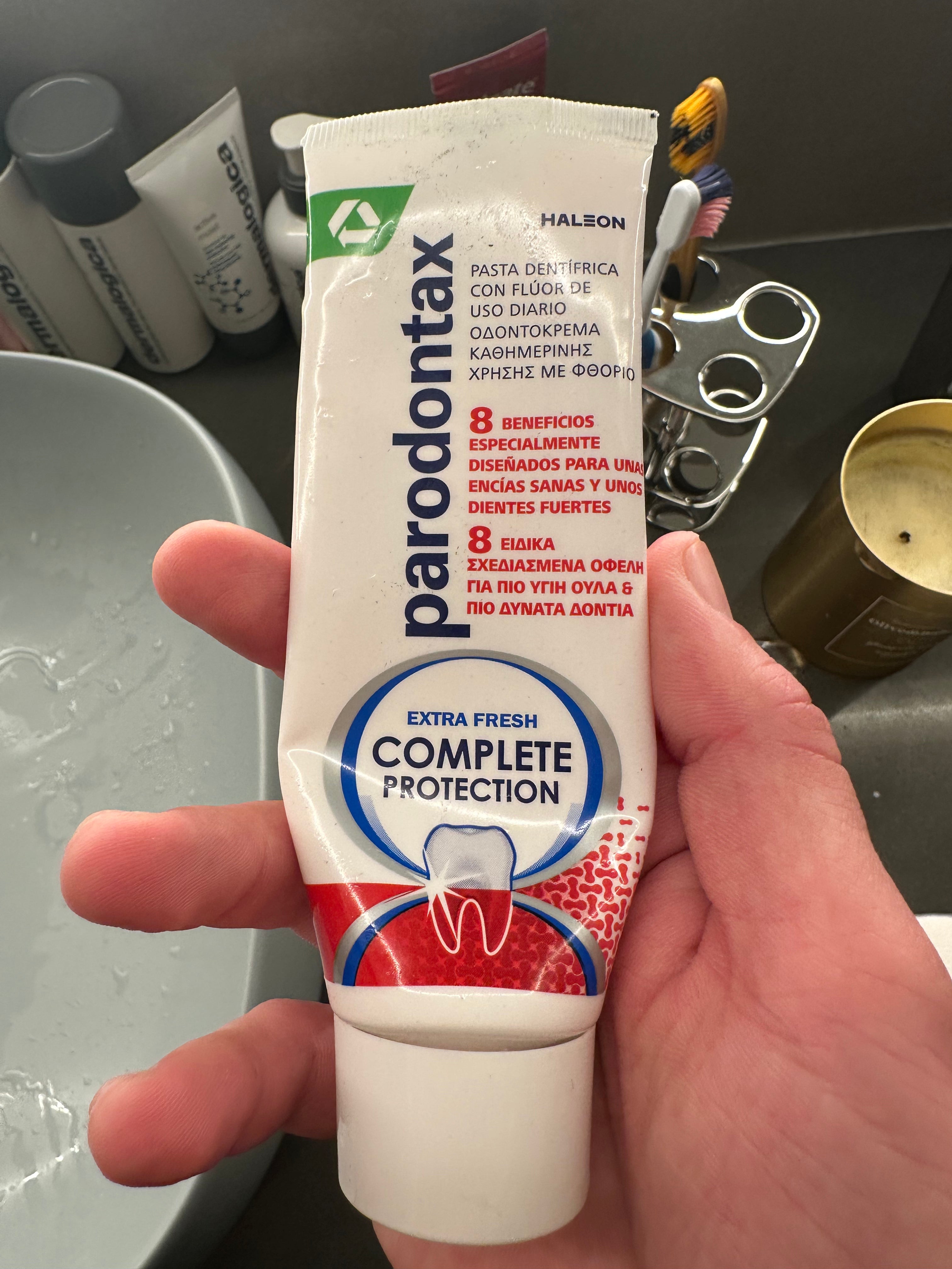 Squeezer 3.0 – Extract Every Last Drop from Toothpaste & Creams!
✅ Suitable for all types of toothpaste and creams
✅ Perfect for homes, apartments, hotels, vacations, trips, and flights ✈️
✅ Preserves the product and prevents waste