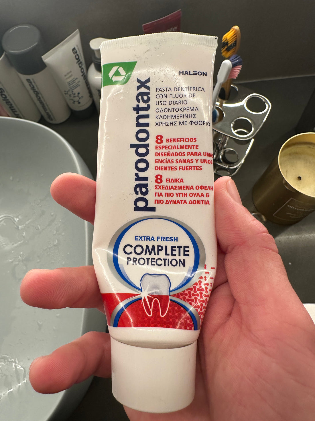 Squeezer 3.0 – Extract Every Last Drop from Toothpaste & Creams!
✅ Suitable for all types of toothpaste and creams
✅ Perfect for homes, apartments, hotels, vacations, trips, and flights ✈️
✅ Preserves the product and prevents waste