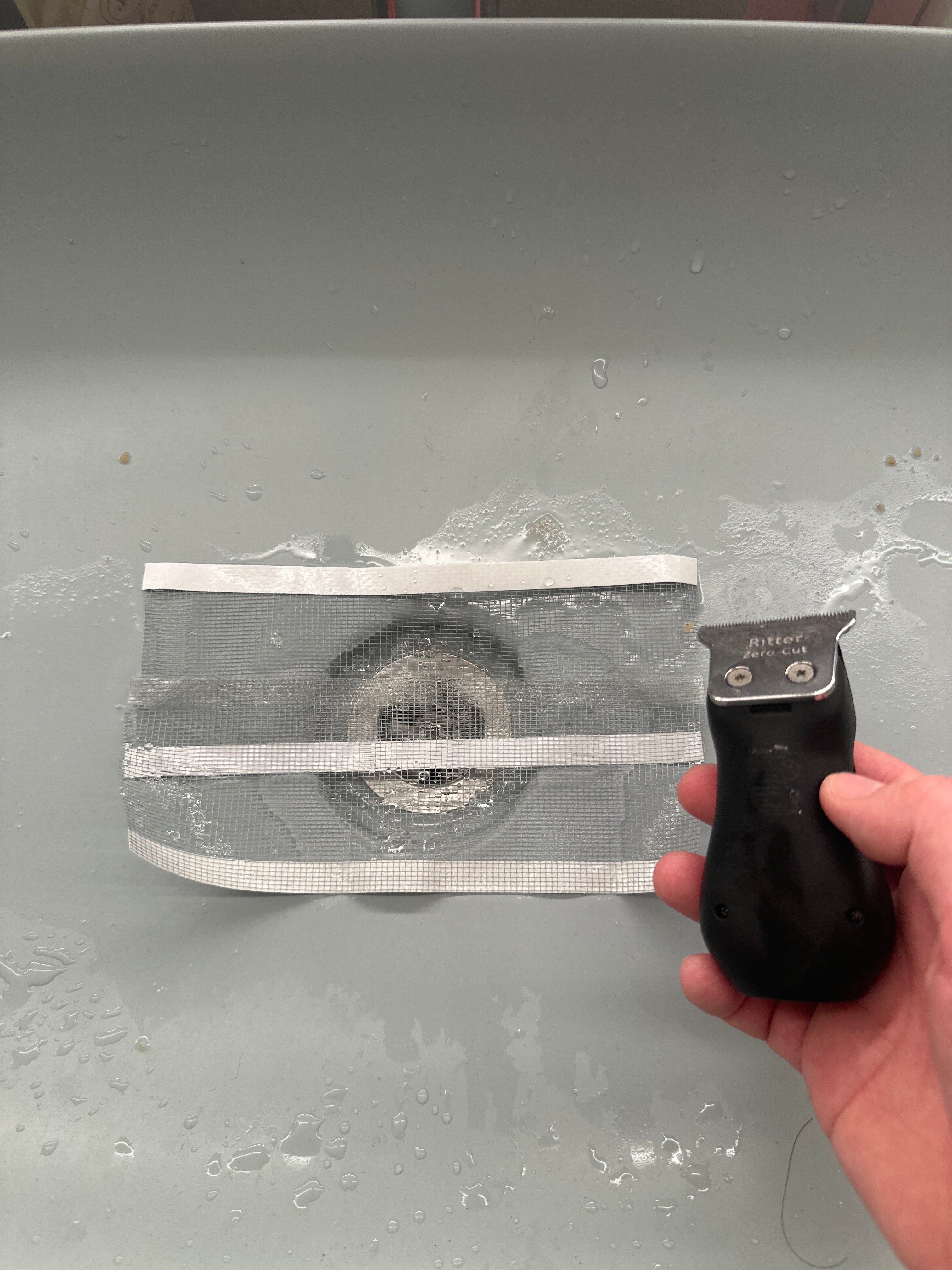 Smart Drain Roll – 10m | Stop Clogs, Odors & Insects

✔ Fits sinks, showers & tubs – ideal for restaurants, cafes & hotels
✔ Prevents hair & dirt buildup
✔ Blocks unpleasant odors
✔ Keeps insects out
✔ Hygienic, single-use & easy to cut