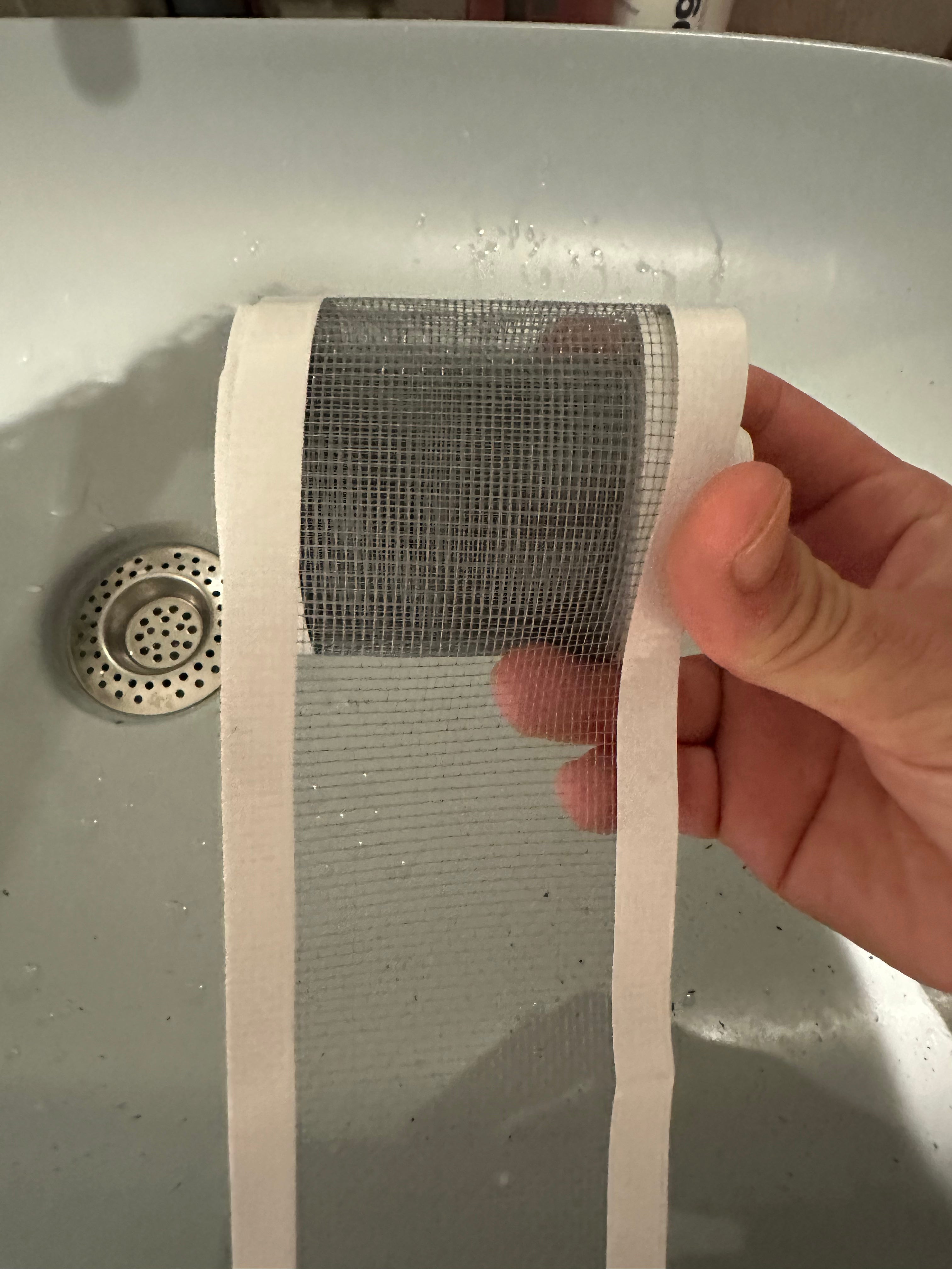 Smart Drain Roll – 10m | Stop Clogs, Odors & Insects

✔ Fits sinks, showers & tubs – ideal for restaurants, cafes & hotels
✔ Prevents hair & dirt buildup
✔ Blocks unpleasant odors
✔ Keeps insects out
✔ Hygienic, single-use & easy to cut