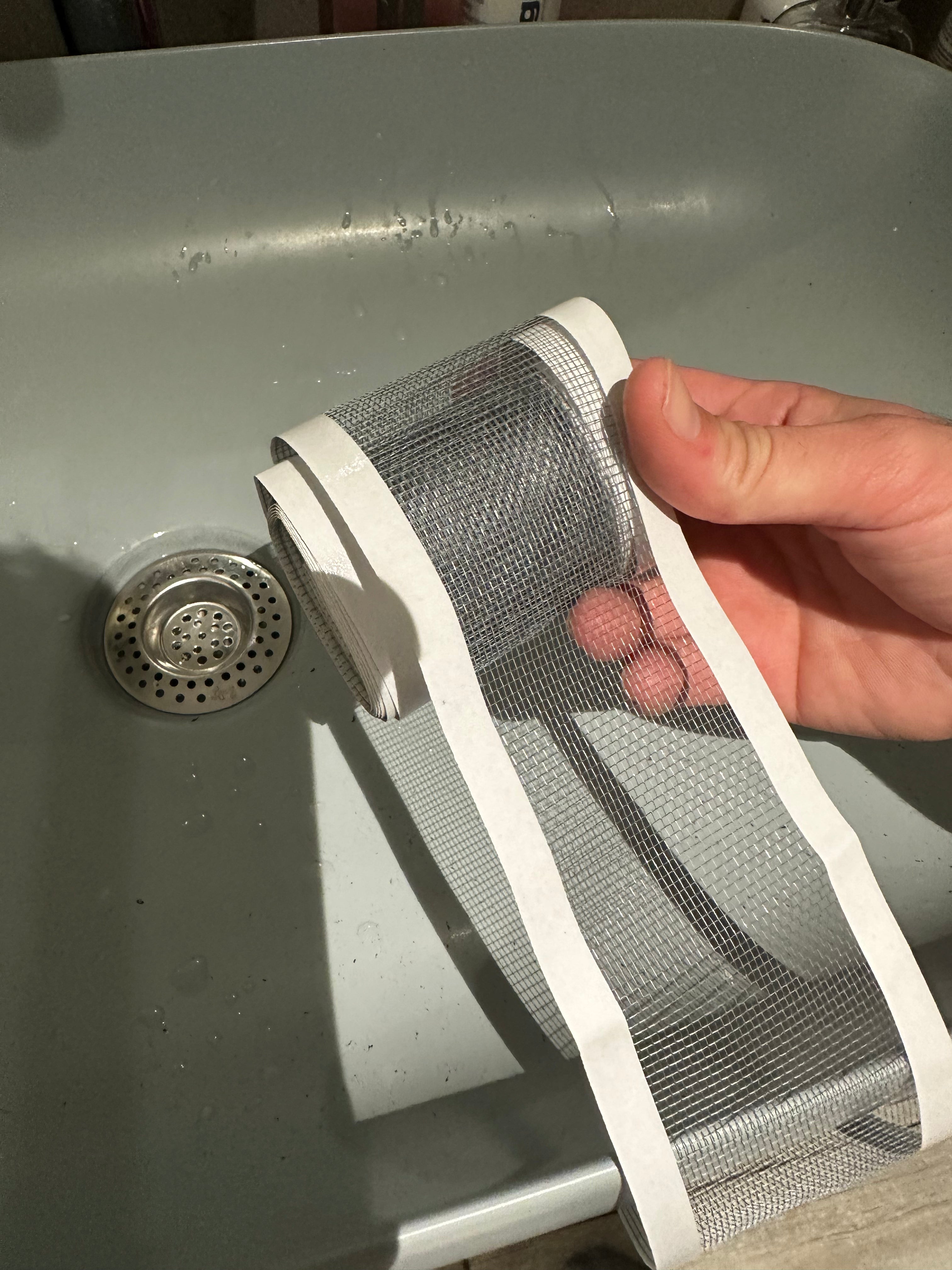 Smart Drain Roll – 10m | Stop Clogs, Odors & Insects

✔ Fits sinks, showers & tubs – ideal for restaurants, cafes & hotels
✔ Prevents hair & dirt buildup
✔ Blocks unpleasant odors
✔ Keeps insects out
✔ Hygienic, single-use & easy to cut