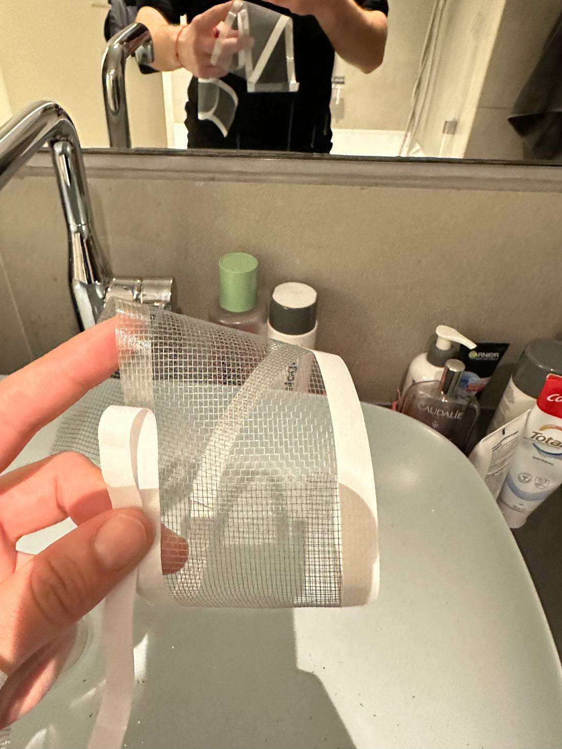 Smart Drain Roll – 10m | Stop Clogs, Odors & Insects

✔ Fits sinks, showers & tubs – ideal for restaurants, cafes & hotels
✔ Prevents hair & dirt buildup
✔ Blocks unpleasant odors
✔ Keeps insects out
✔ Hygienic, single-use & easy to cut