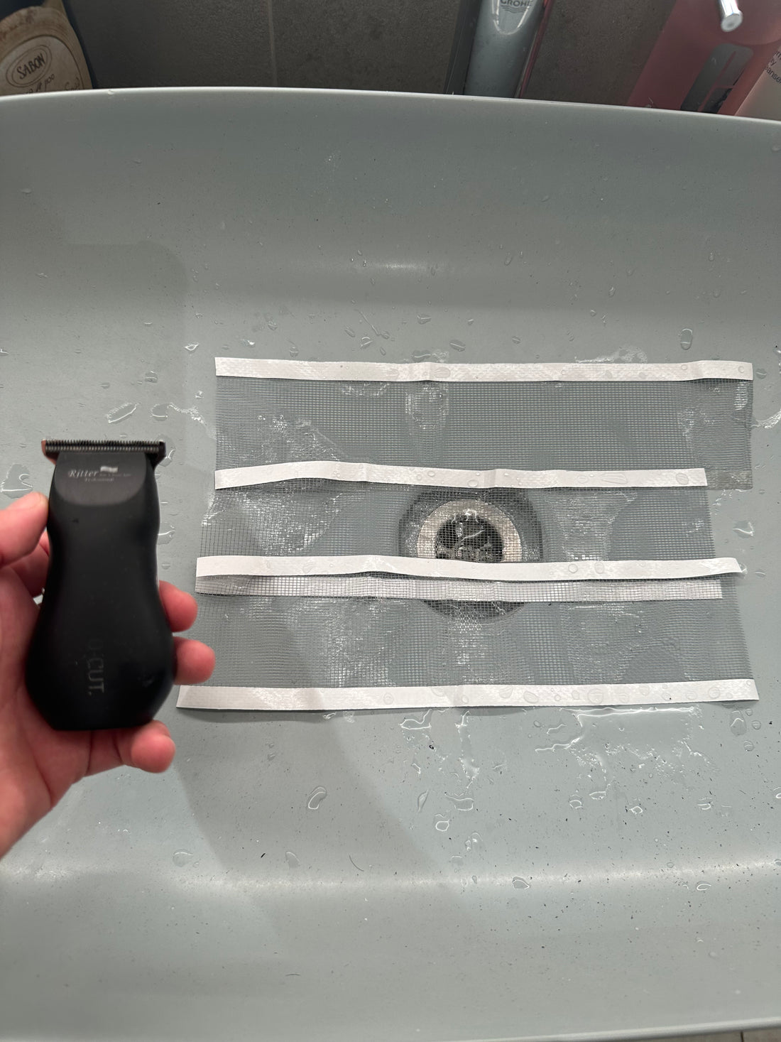 Smart Drain Roll – 10m | Stop Clogs, Odors & Insects

✔ Fits sinks, showers & tubs – ideal for restaurants, cafes & hotels
✔ Prevents hair & dirt buildup
✔ Blocks unpleasant odors
✔ Keeps insects out
✔ Hygienic, single-use & easy to cut