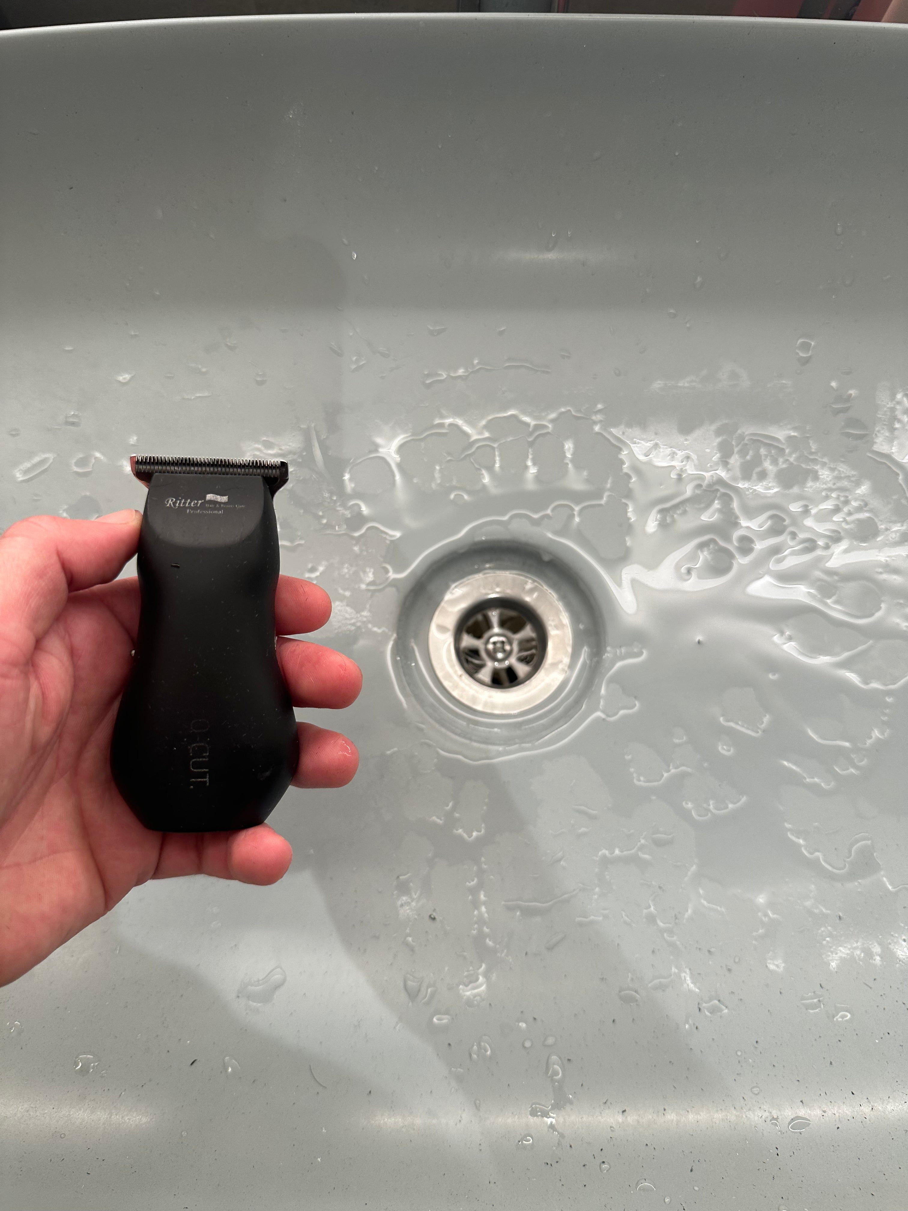 Smart Drain Roll – 10m | Stop Clogs, Odors & Insects

✔ Fits sinks, showers & tubs – ideal for restaurants, cafes & hotels
✔ Prevents hair & dirt buildup
✔ Blocks unpleasant odors
✔ Keeps insects out
✔ Hygienic, single-use & easy to cut