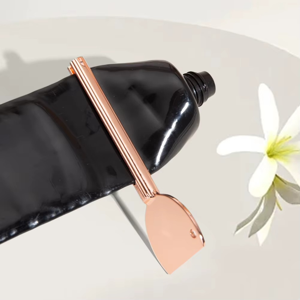 Squeezer 3.0 – Dispense Toothpaste & Creams to the Last Drop!
✅ Suitable for all types of toothpaste and creams
✅ Perfect for homes, apartments, hotels, vacations, trips, and flights
✅ Preserves the product, prevents waste, and saves money and annoying ef